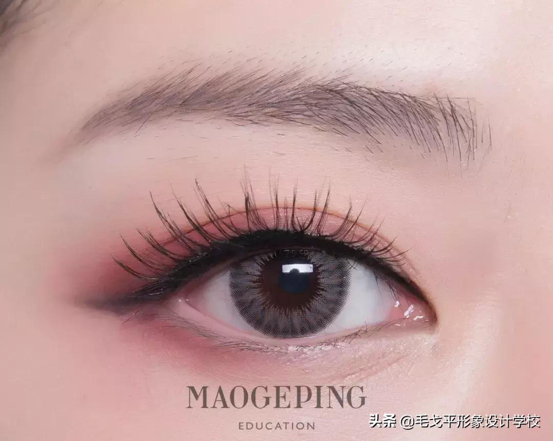 眼妆怎么画显大又干净的眼影颜色,怎样用四种颜色眼影画出酷的眼妆