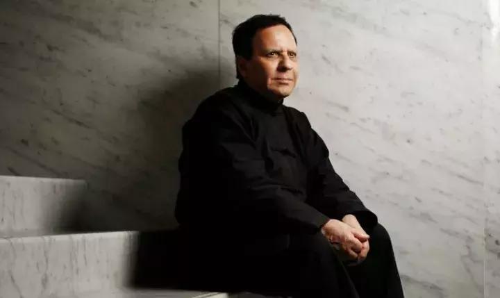 整个时尚圈都在悼念的时装设计师“紧身衣之王”AzzedineAlaïa