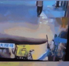 乞丐街头行乞认出妈妈,五年后街头乞讨认出妈妈