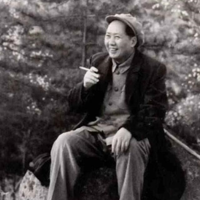 重庆谈判期间,毛主席的一支烟,让蒋介石后怕不已:此人不可轻视