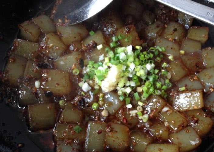 最好吃的炒凉粉教程,炒凉粉如何不粘锅绝密窍门