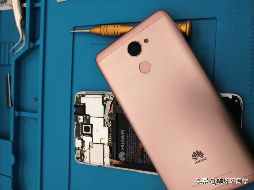 华为畅享7plus拆后盖换电池,华为畅享7plus更换尾插视频