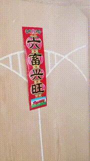 “兄弟睡觉压得胳膊都变色了，要不要叫醒他？”醒来一定很酸爽