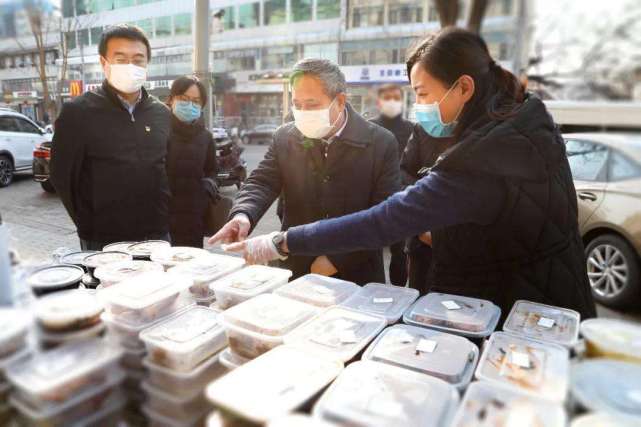 这俩人疫情期间赚疯了，一个卖猪肉赚了千亿，一个卖排插赚了千亿