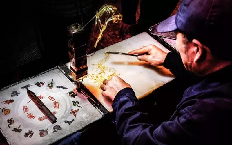 21岁日本小伙立志复兴糖艺制作,5分钟捏出金鱼熊猫,你舍得吃吗