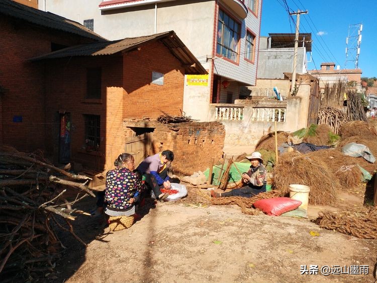 冬日阳光明媚，随走昆明松茂水库周边，遇见小村庄里的老式手工活