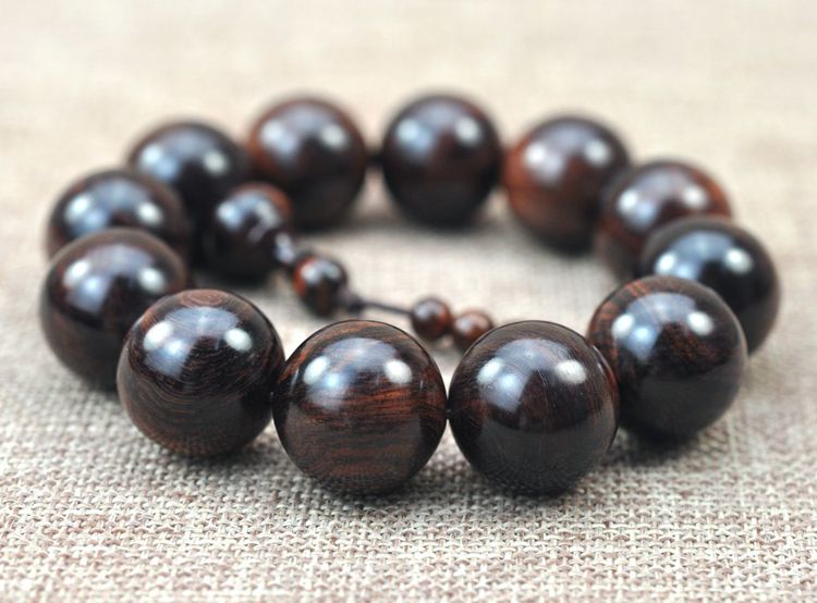 海南黄花梨手串越盘越红吗,黄花梨手串值钱吗