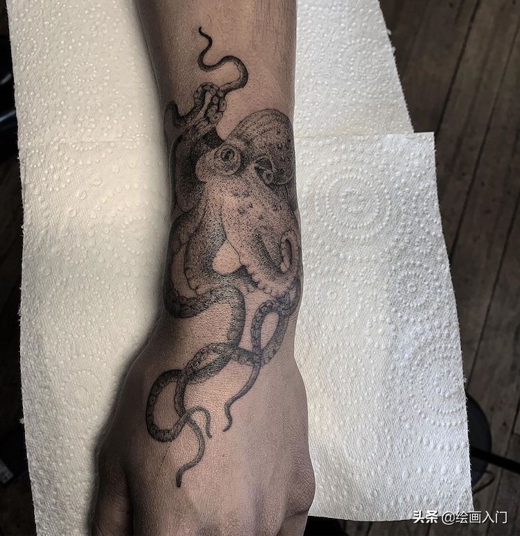 这些精美的黑白点绘插画，竟是纹身，如同复古的石版画一般美丽