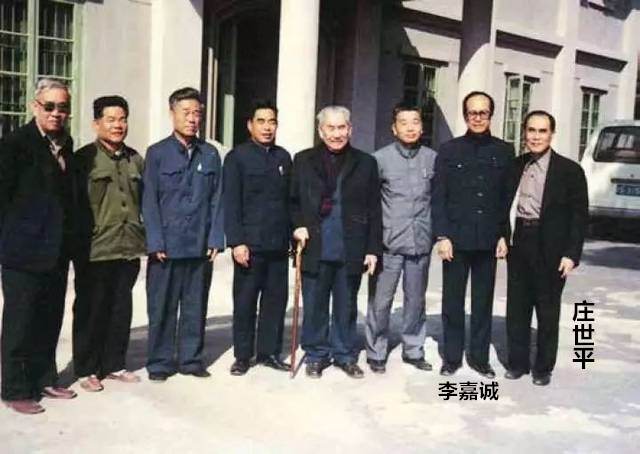 他是最穷的亿万富豪,有几十家银行,却无房无车,儿子是货车司机