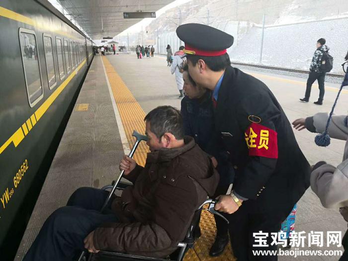 宝鸡残障人士过马路,残障乘客乘车