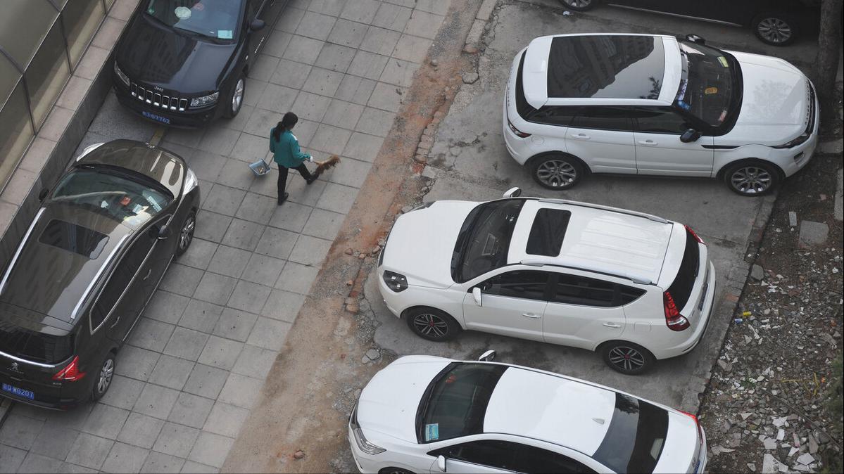 邻居乱停车那个男的是谁,邻居乱停车下次看你还敢不敢乱停