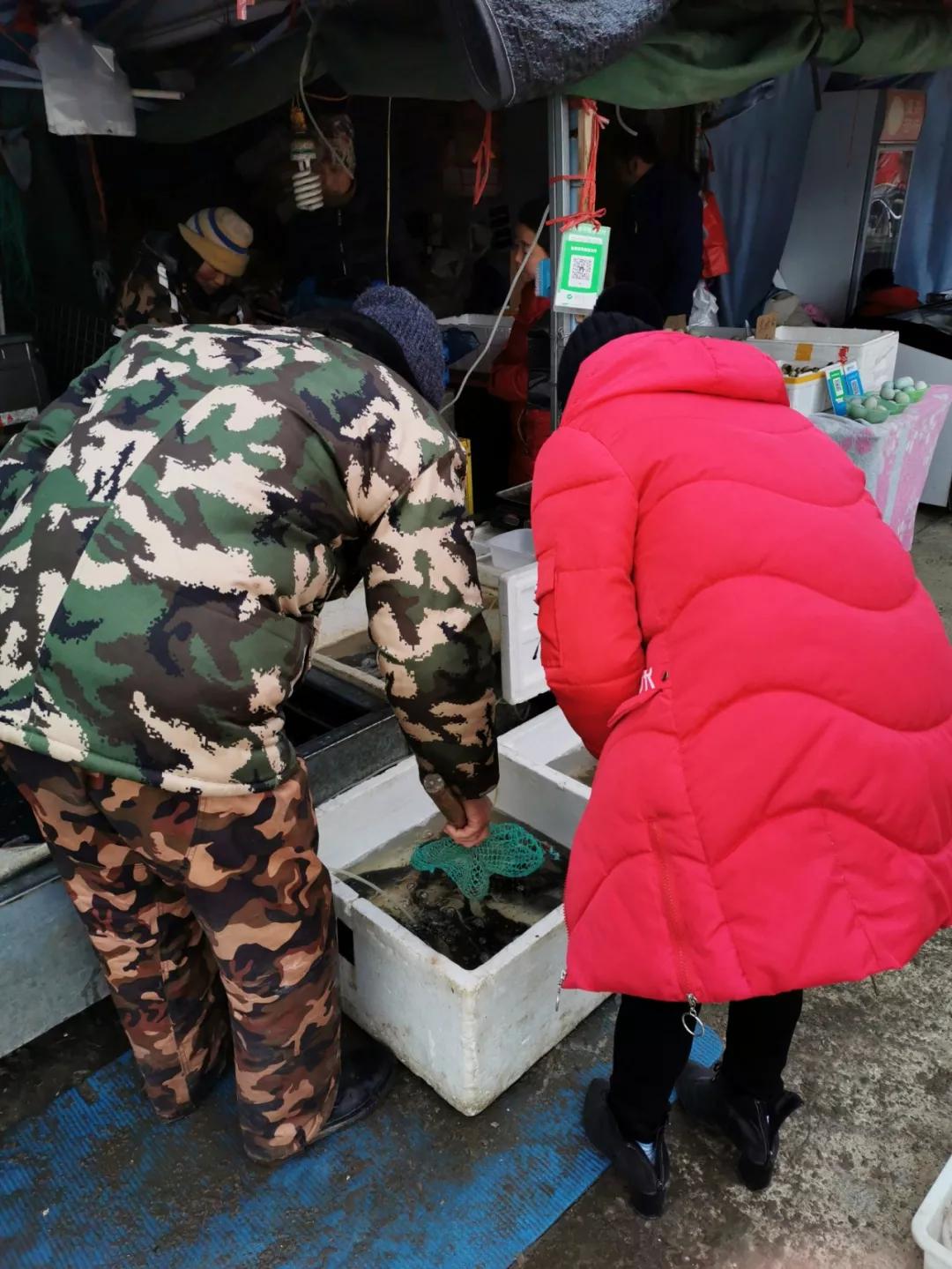 单亲妈妈不幸患白血病事件,与白血病抗争8年的女孩