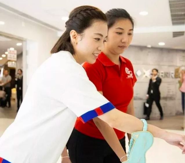 香港女首富甘比被质疑品味?参加公益活动一件半袖价值1万4