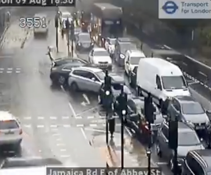 伦敦塔桥被卡住,伦敦塔桥被卡在空中