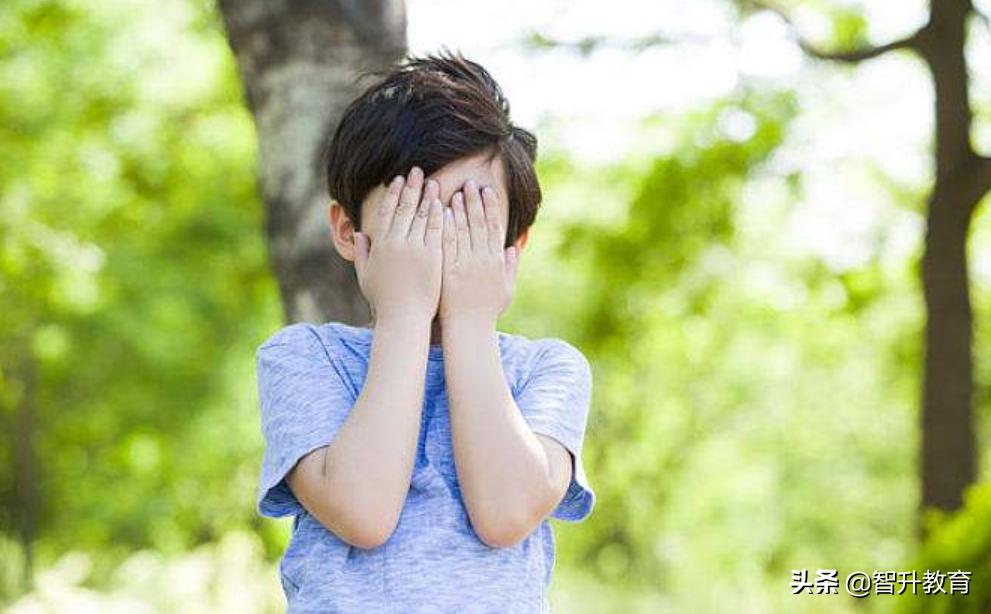 孩子总是胆小害怕怎么办,胆小怕事的孩子变勇敢自信