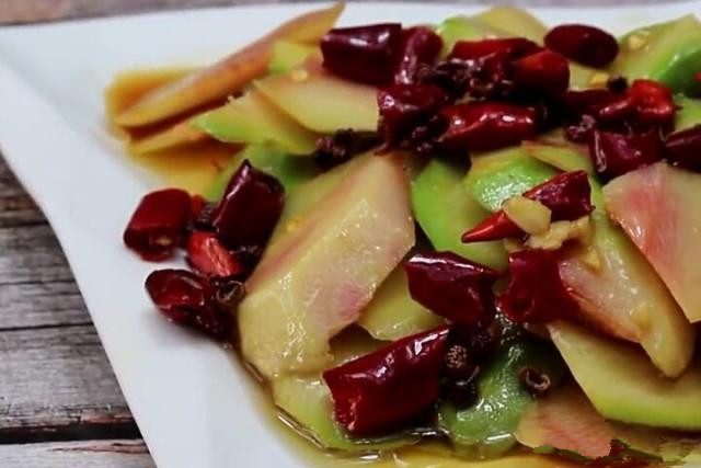 春节必备的凉拌萝卜教程，腌萝卜时这1步不能少，辛辣味自动去除