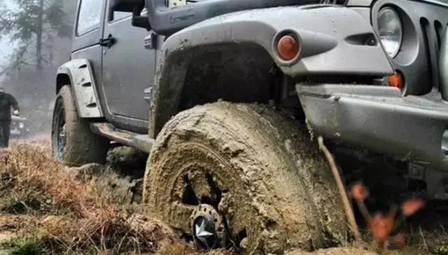 开车有坑洼的地面应该怎么通过,车遇泥泞道路怎么办