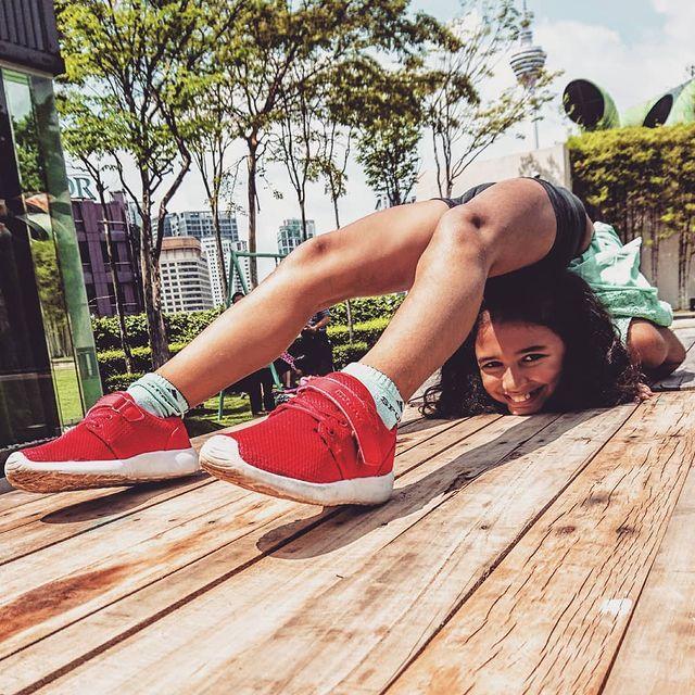 12岁女孩三重折叠柔术,英国12岁小女孩柔韧度