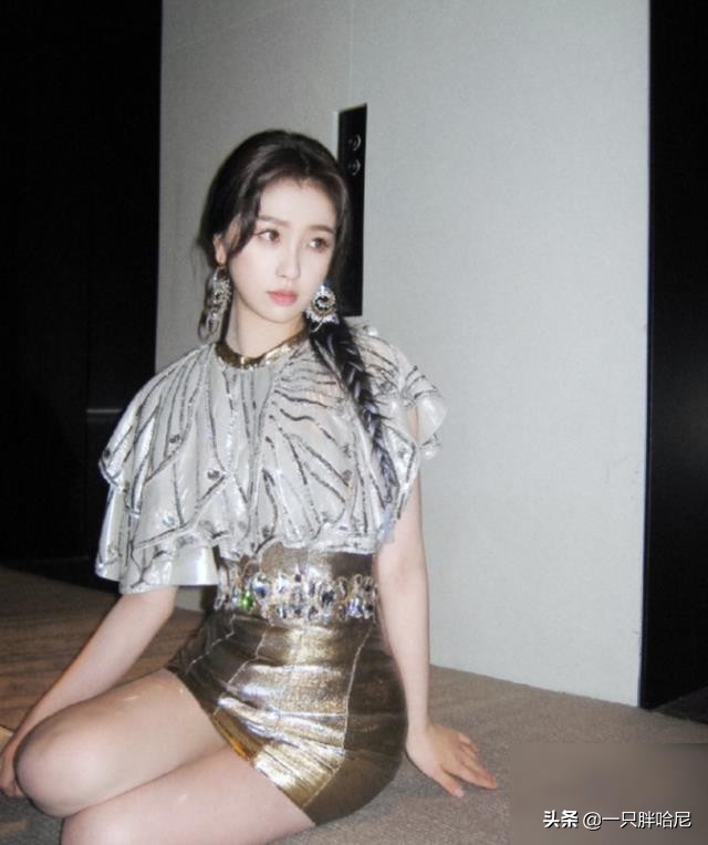 今年最新款的裙子小个子穿,今年流行裙子里面穿裤子