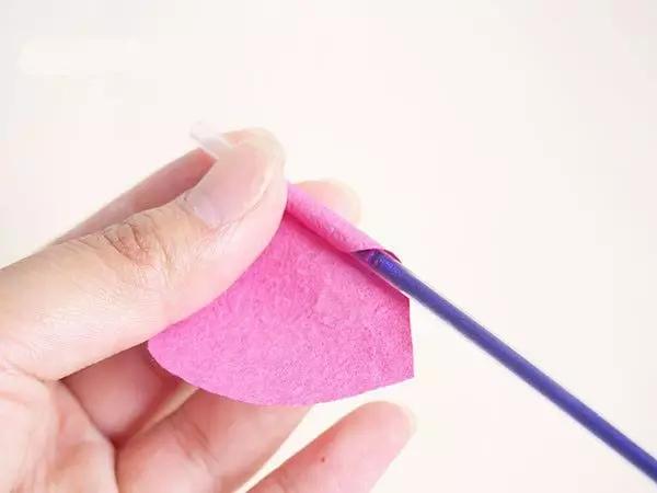 有颜色的玫瑰是怎么做出来的,白玫瑰怎么做七彩玫瑰