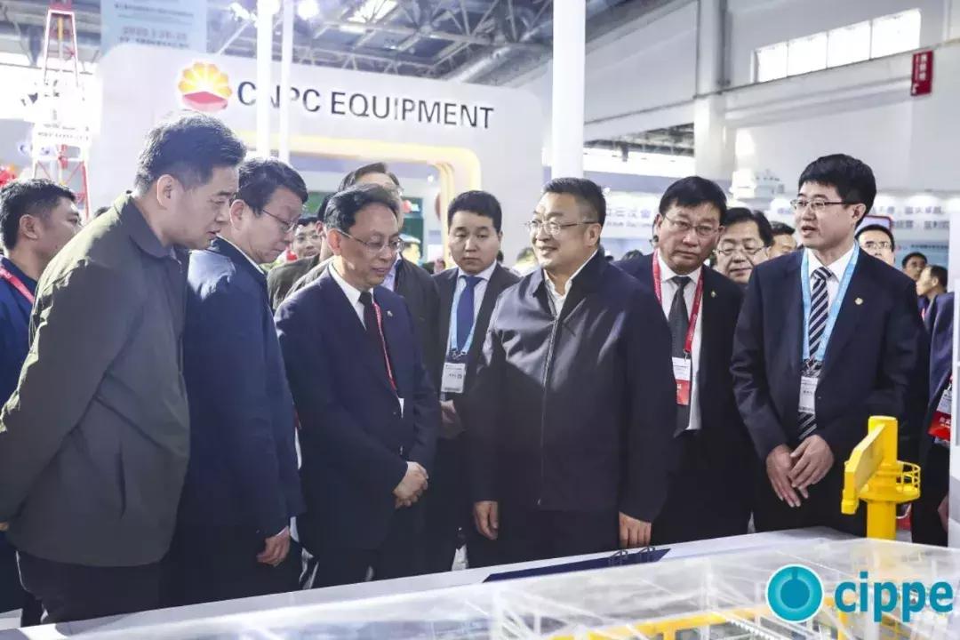 顾秀莲、马培华、李毅中、张来斌参加一年一度的世界石油装备大会cippe