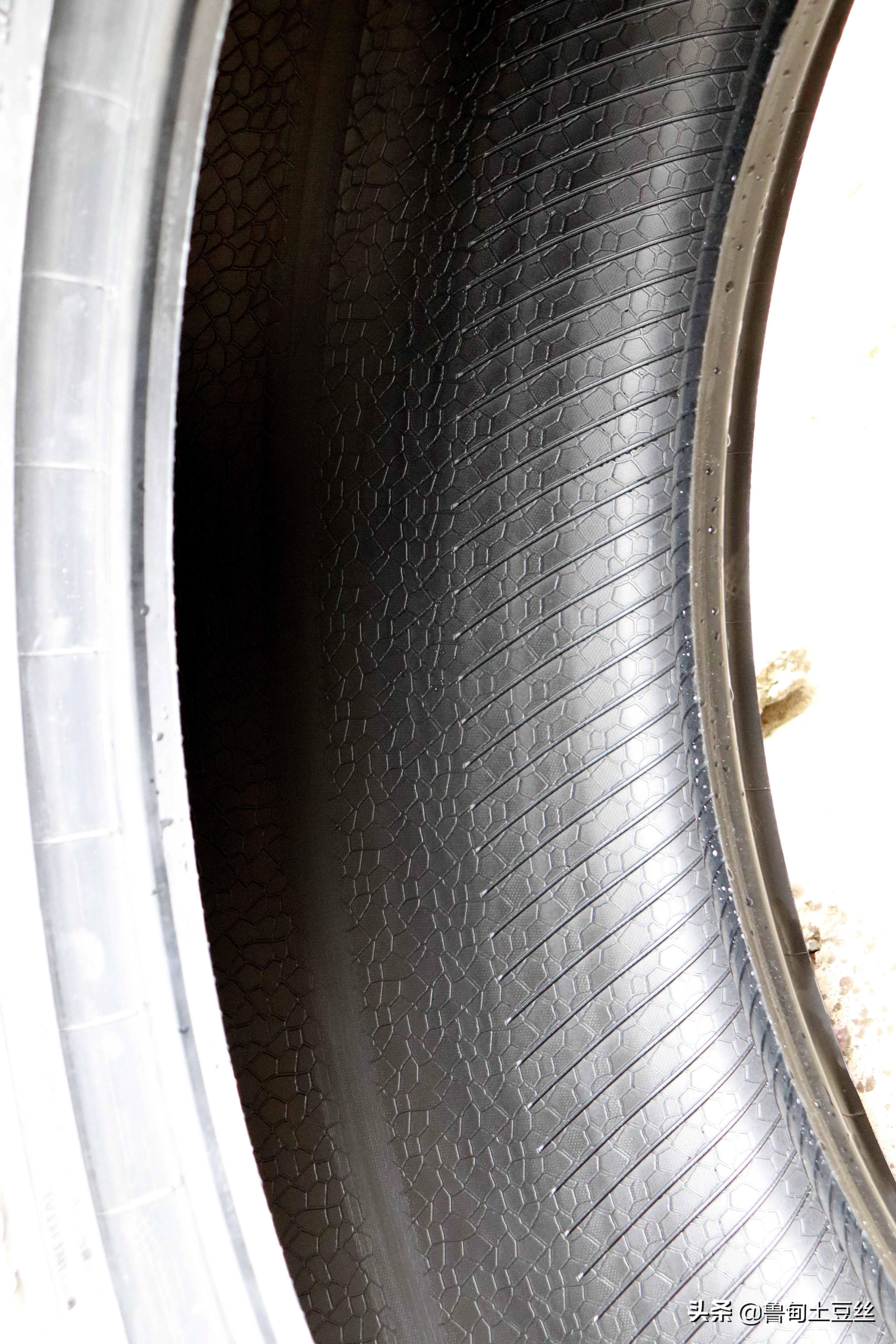 「毂锐驰」舒适操控乐趣兼备—进口探险者改装劲风驰轮胎静音棉