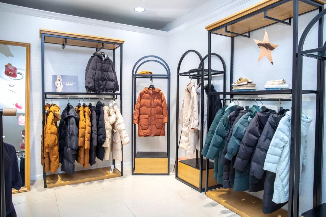 品牌羽绒服低至99元！百货大楼要被搬空了