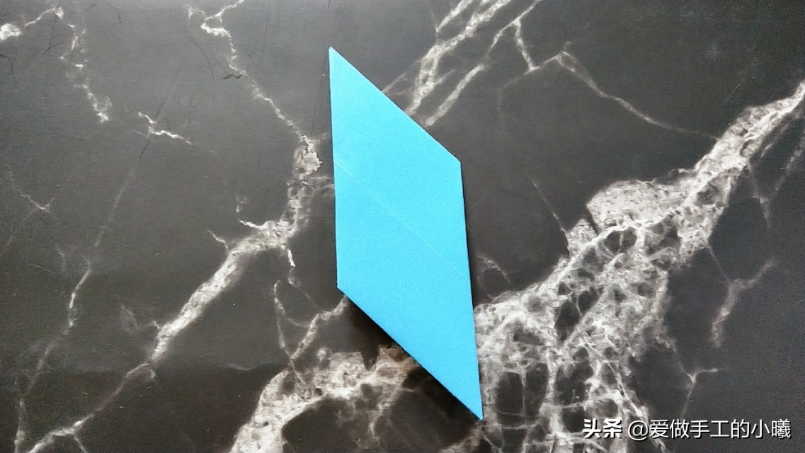 好玩的折纸旋转陀螺有一点点复杂,不用胶水就可以折的陀螺