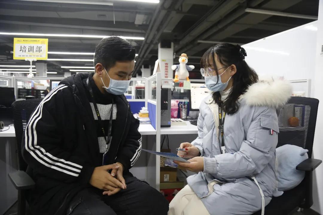 「我爱你，纳杰」“您的满意，我的追求！”