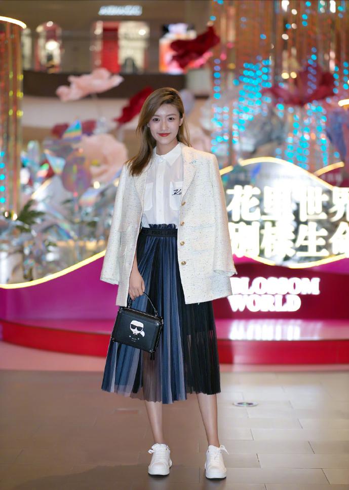 西装裙子今秋最in穿法巨美巨时髦,10种西装裙子的超好看搭配