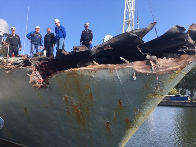 捡了大便宜！俄舰与货船相撞，舰艏红星掉落，竟成货船水手战利品