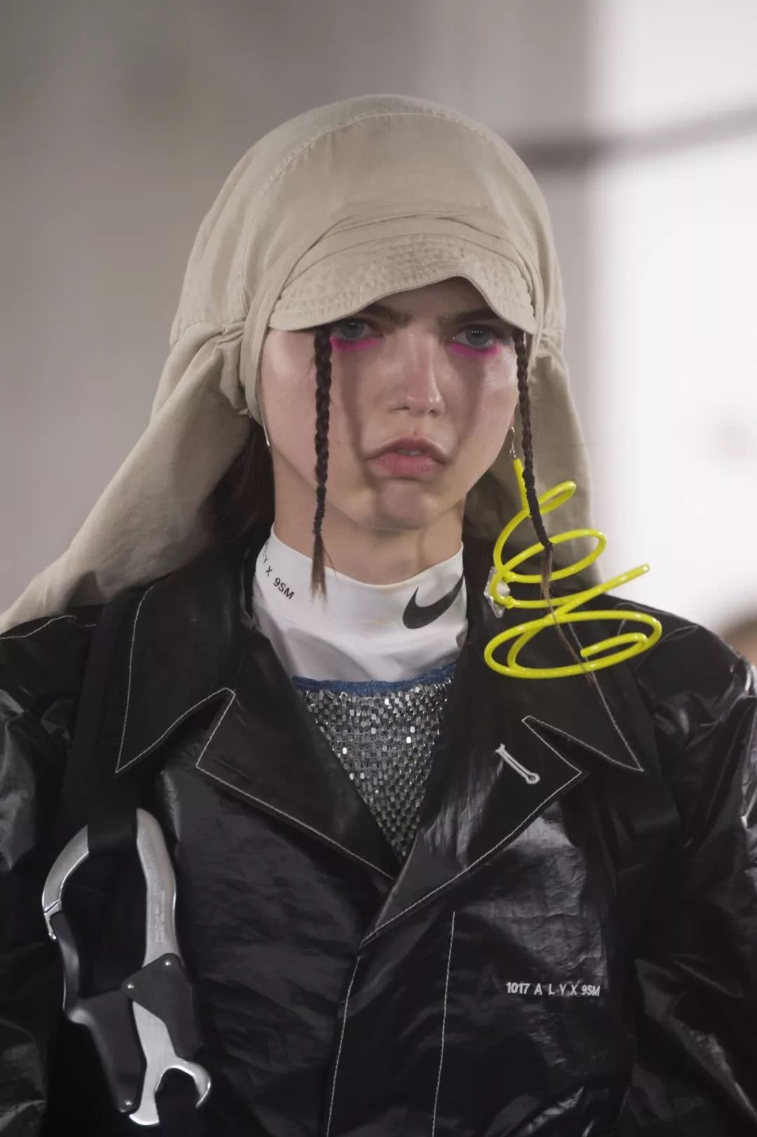 如果你曾被调侃长得像外星人，恭喜你，进军时尚圈的机会来了！