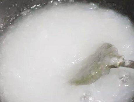 做凉粉时淀粉放多了凉粉没有弹性,想做凉粉放多少糖怎么做才好吃