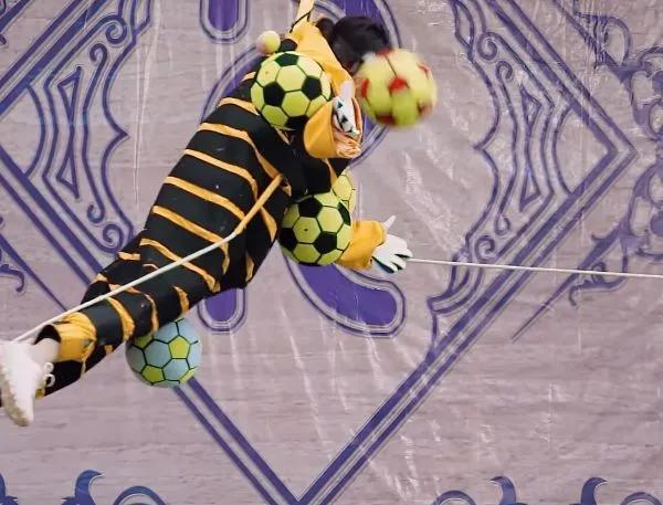 baby被球撞开几米远,baby鼻子被捏变形