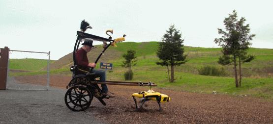 拆弹、监控、拉黄包车，还有什么是这条机器狗不会做的？