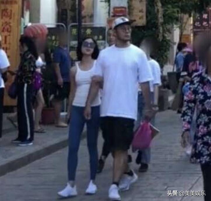 凭烂片赢来名气？官宣恋情秀恩爱，对方是个富二代？