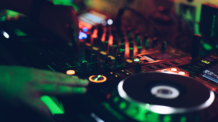 掌控夜生活的神秘人，DJ是一种怎样的存在？