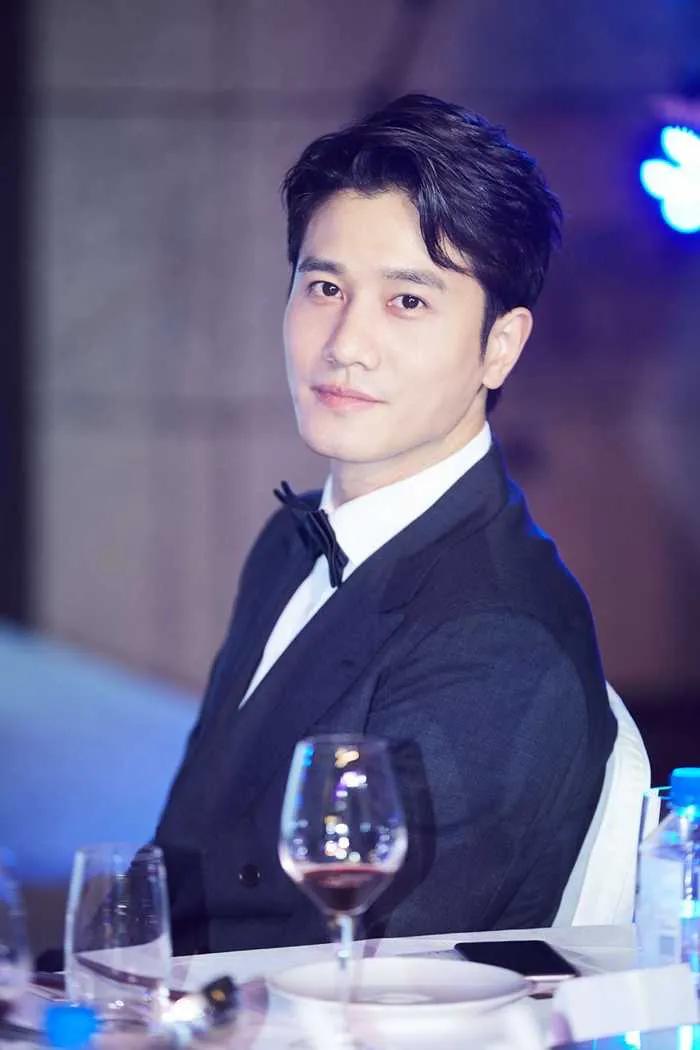 行走的荷尔蒙,这6位越老越有味,大胡茬克制又霸道,气质太绝了