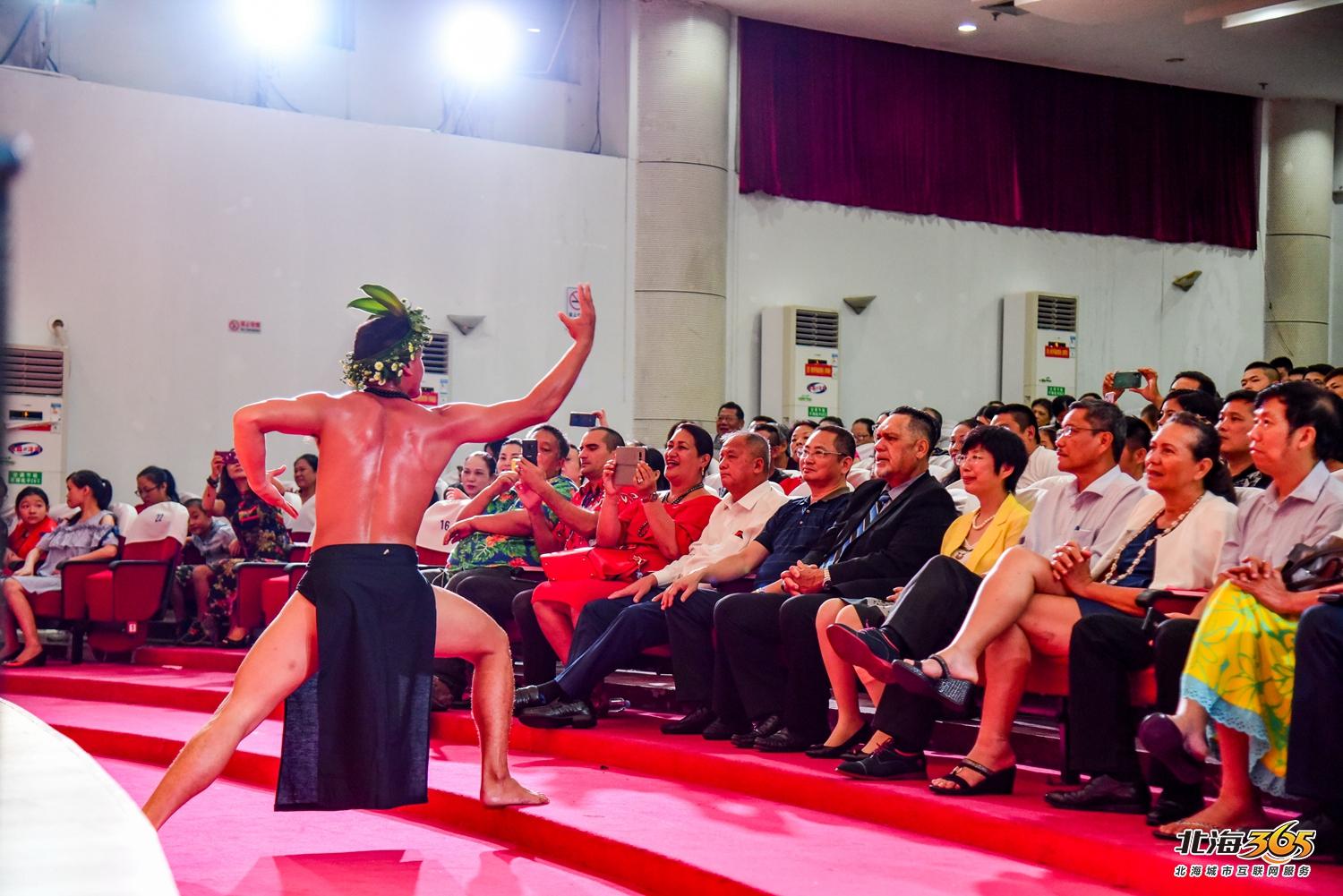 我在北海图书馆拍了一场特别的晚会，观众情不自禁跟着节奏动起来