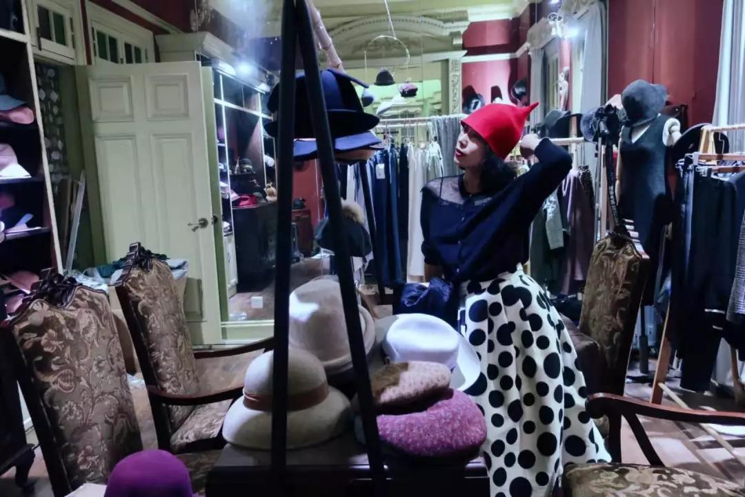 专访|“头大戴不下”怎么办？帽匠设计师Coco跟你聊帽子的学问