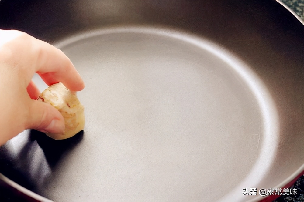 煎鸡蛋先放酱油,煎鸡蛋先放油还是先放鸡蛋