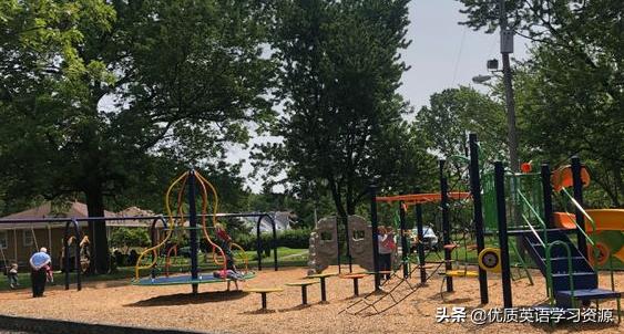 英语原版阅读：一般现在时与现在进行时的练习Adayinthepark