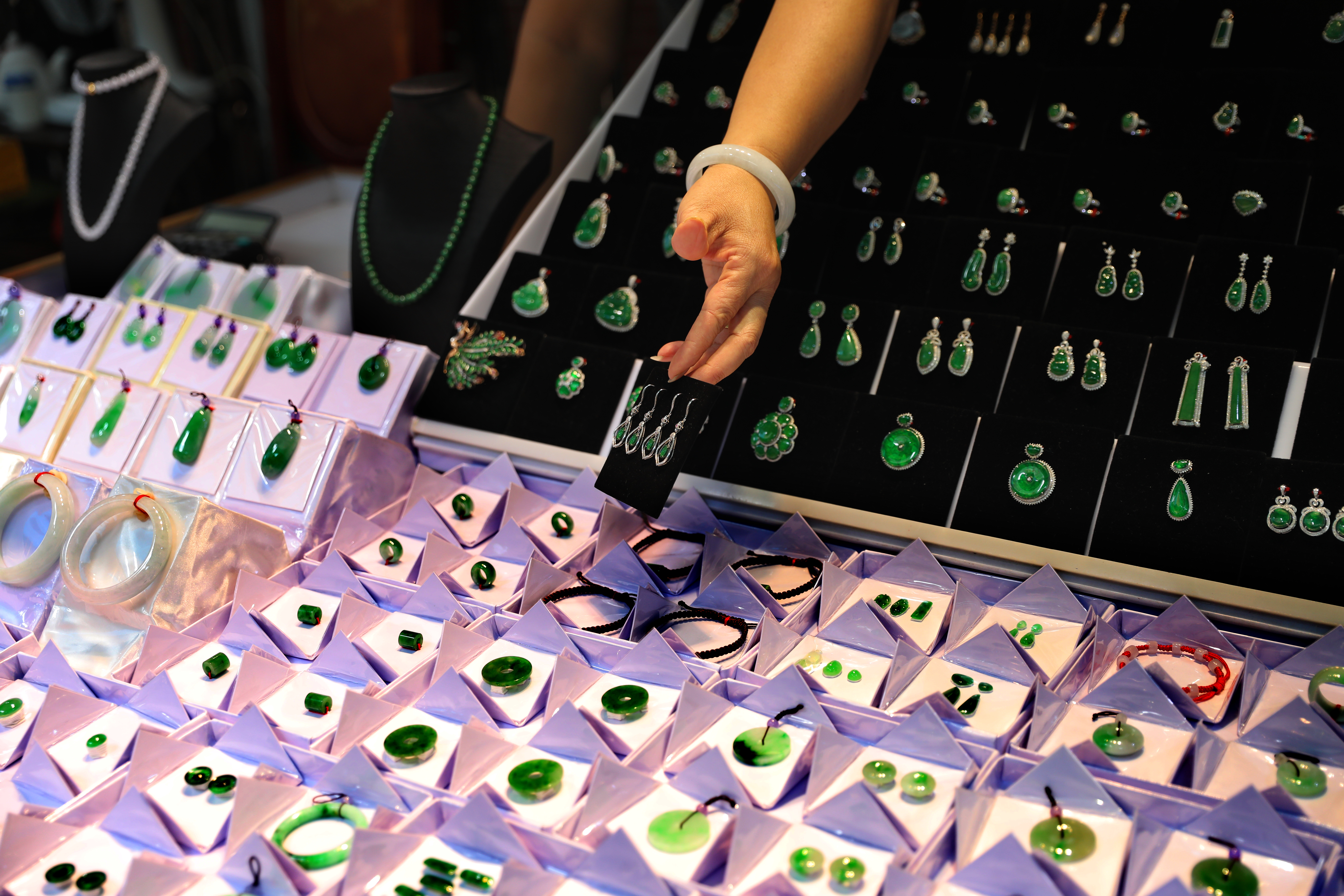 广州玉器街附近,广州玉器市场里面的玉多少钱