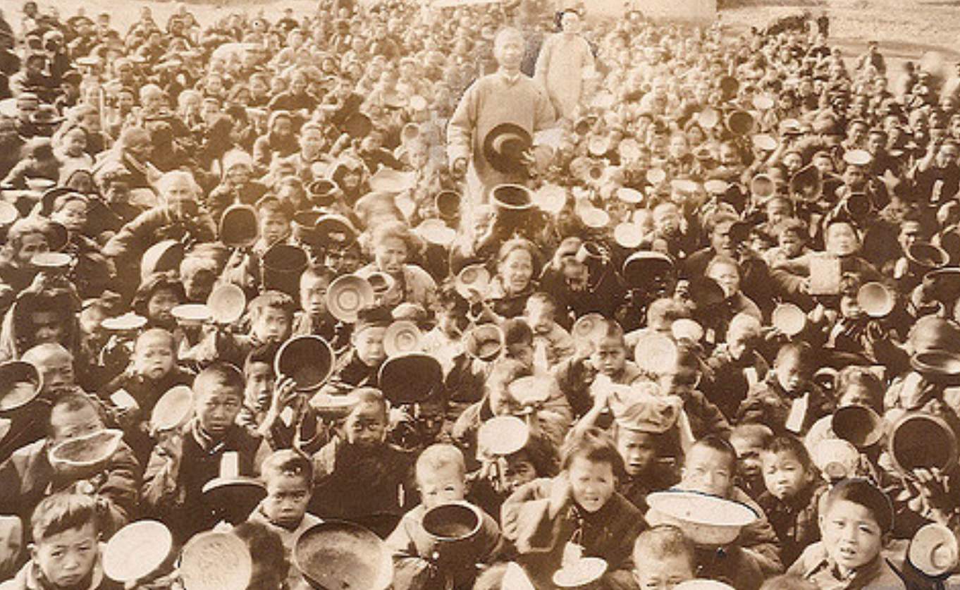 《丰乳肥臀》：母亲为求子到处*种借**，儿子却是一辈子不断奶的孬种