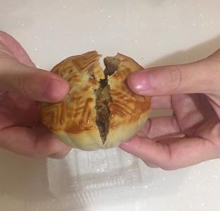 月饼大圆饼测评,四大名牌月饼大比拼