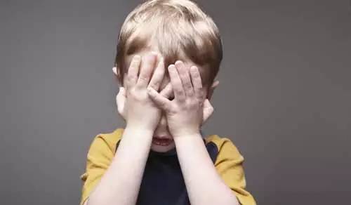 孩子内向不善于沟通怎么办呢,孩子内向自卑如何引导