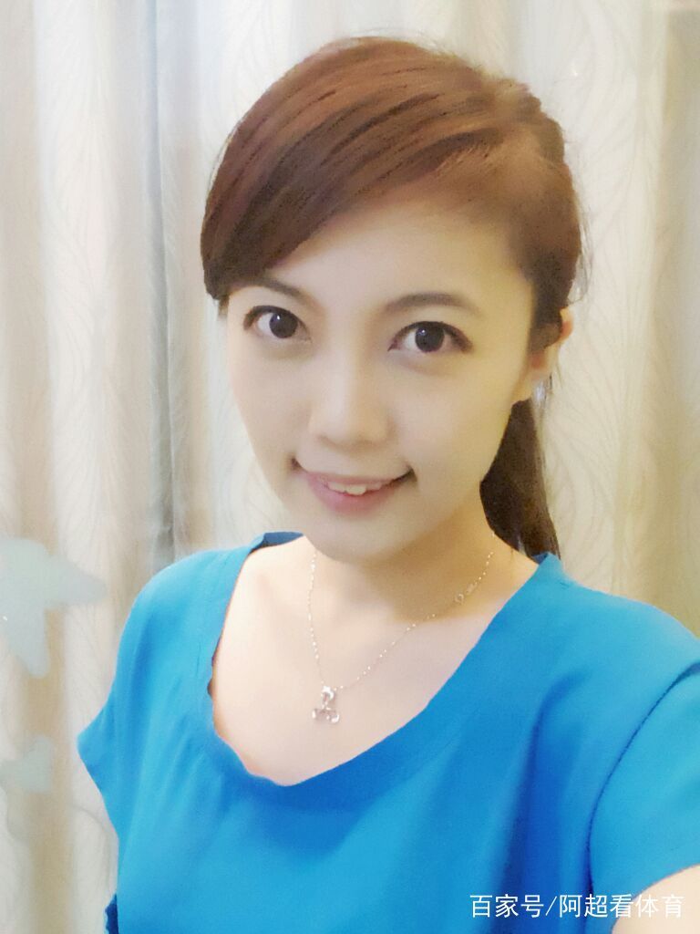 央视主持人暖心行为,记者采访伊朗主教练