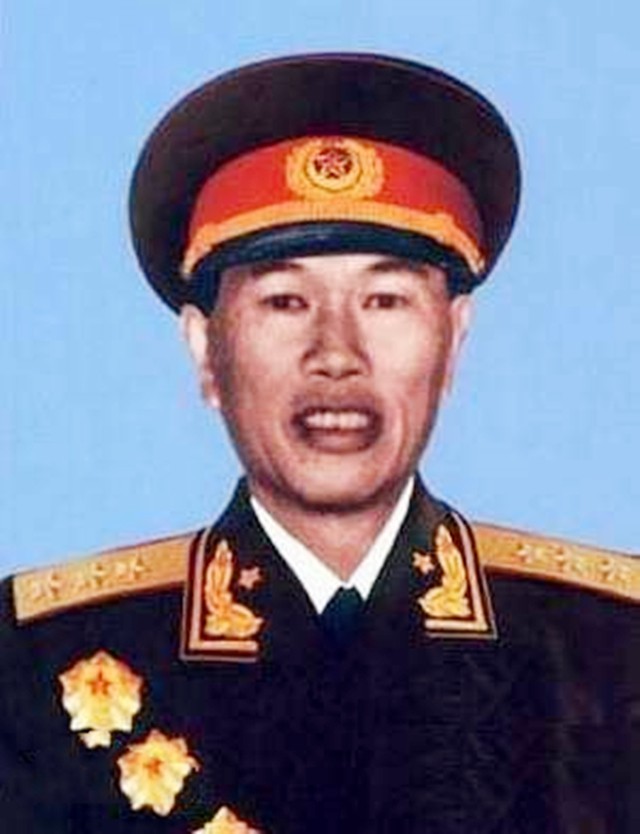 邓华缴获五箱白金龙烟,只给主席一支,主席笑笑:“财不露白”啊