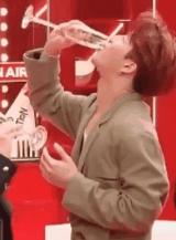 王嘉尔懒理丁太升粗鄙之语,冒雨参加活动,隔着口罩送飞吻引尖叫