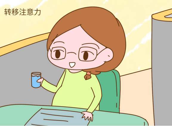 宝宝手总是乱抓,宝宝晚上睡觉小手使劲乱抓